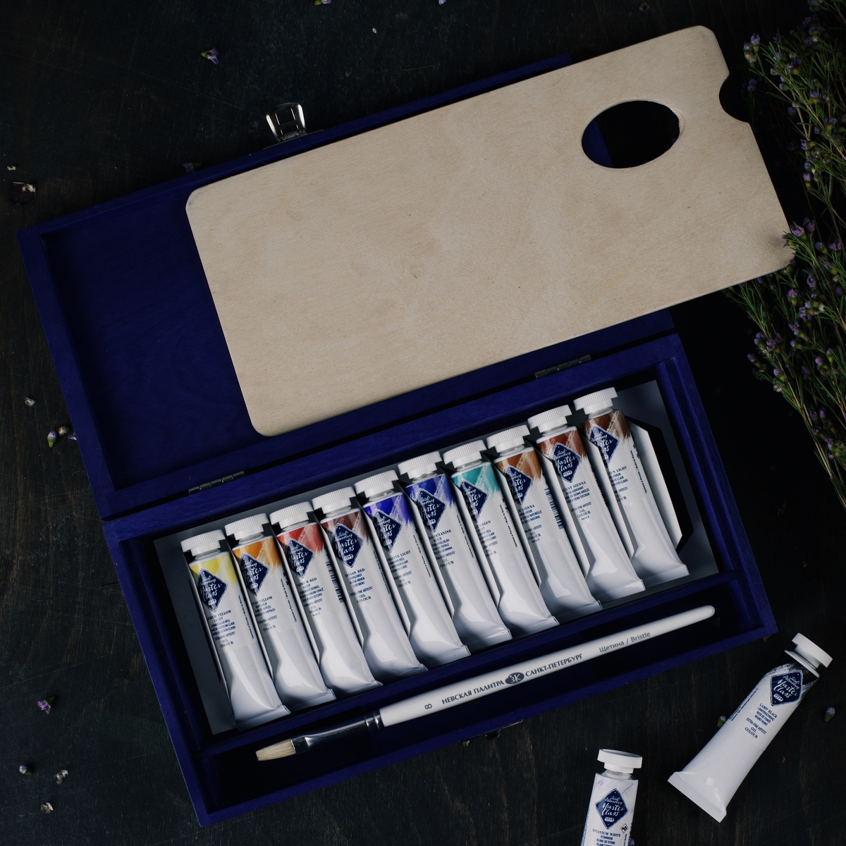Oil paints gift set in a  blue wooden box, 12 colors of 18 ml, brush
